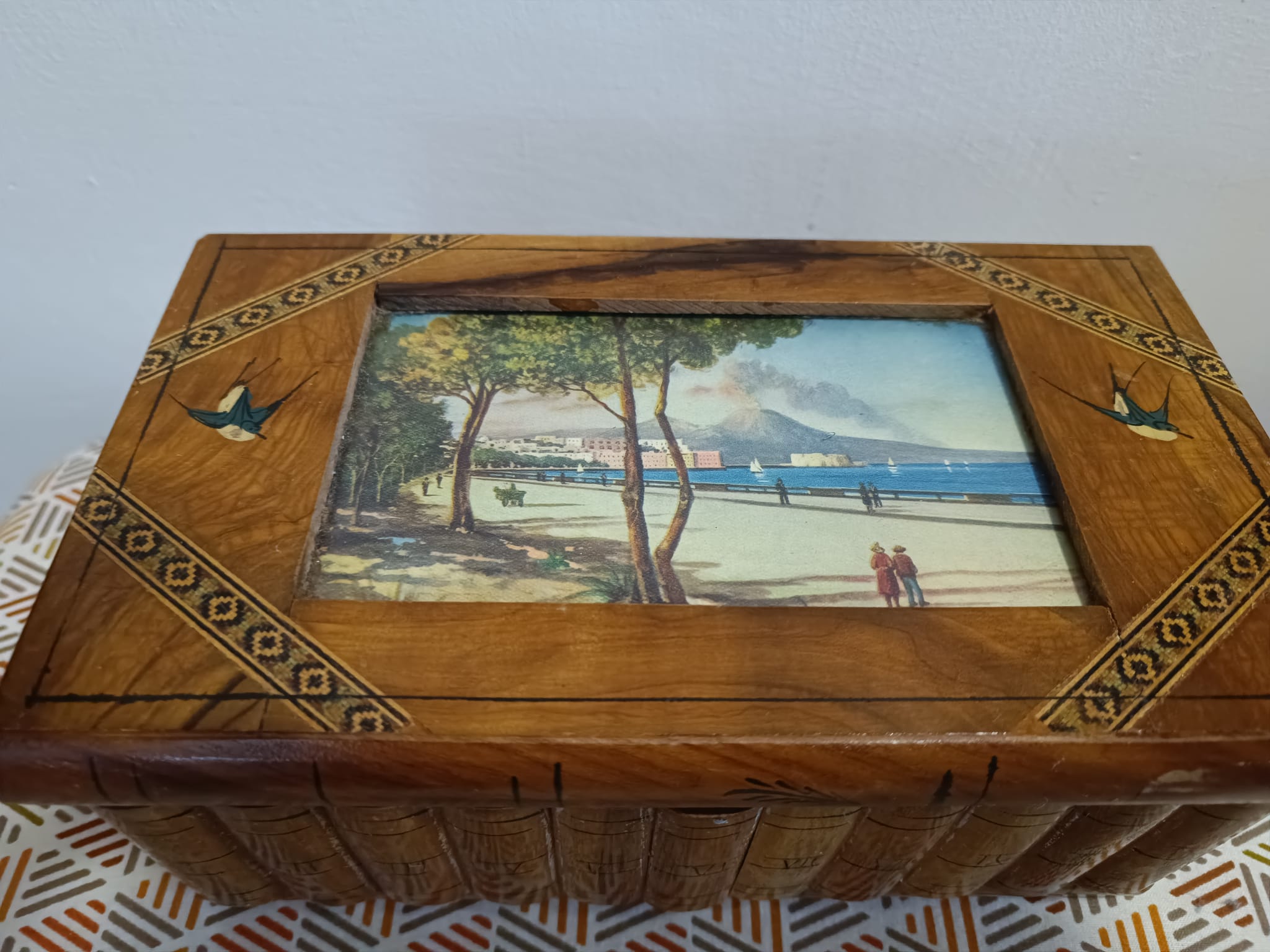 Portagioie in legno con motivo raffigurante il Golfo di Napoli e il Vesuvio